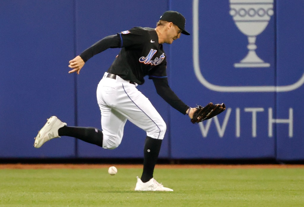 Brandon Nimmo misplays a fly ball which led to an Anthony Volpe double in the sixth inning of the Mets' 7-6 loss to the Yankees.