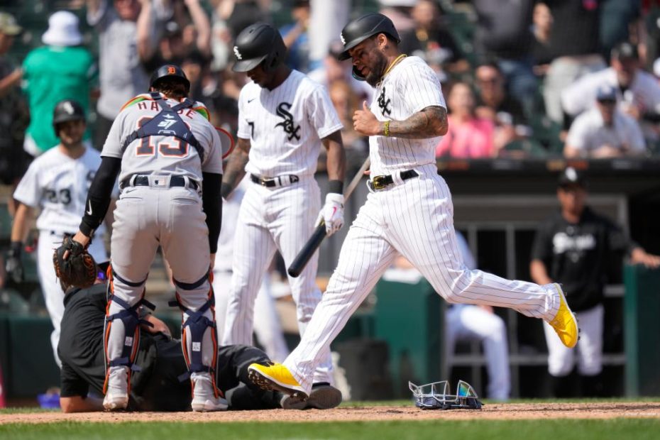 White Sox win on wild pitch that smacks umpire in face